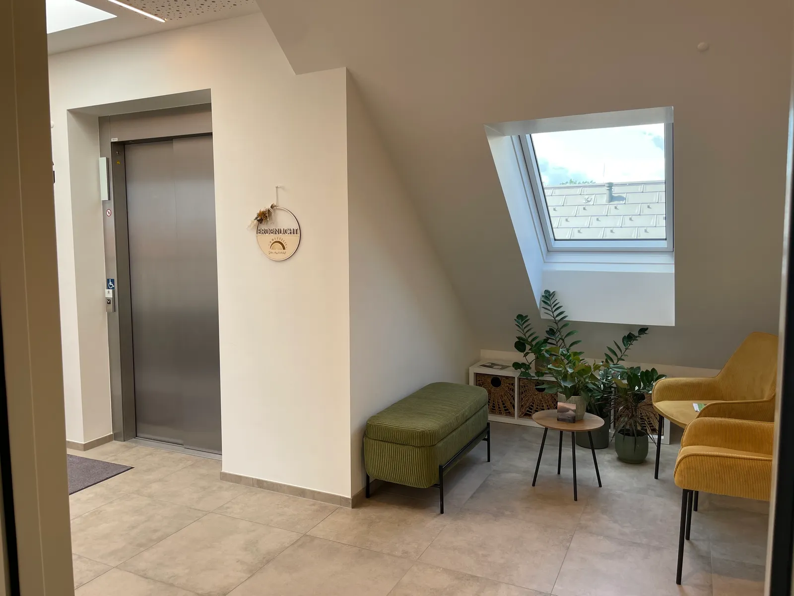 Barrierefreier Eingangsbereich mit Lift der Praxis Ergotherapie Anja Engelmann